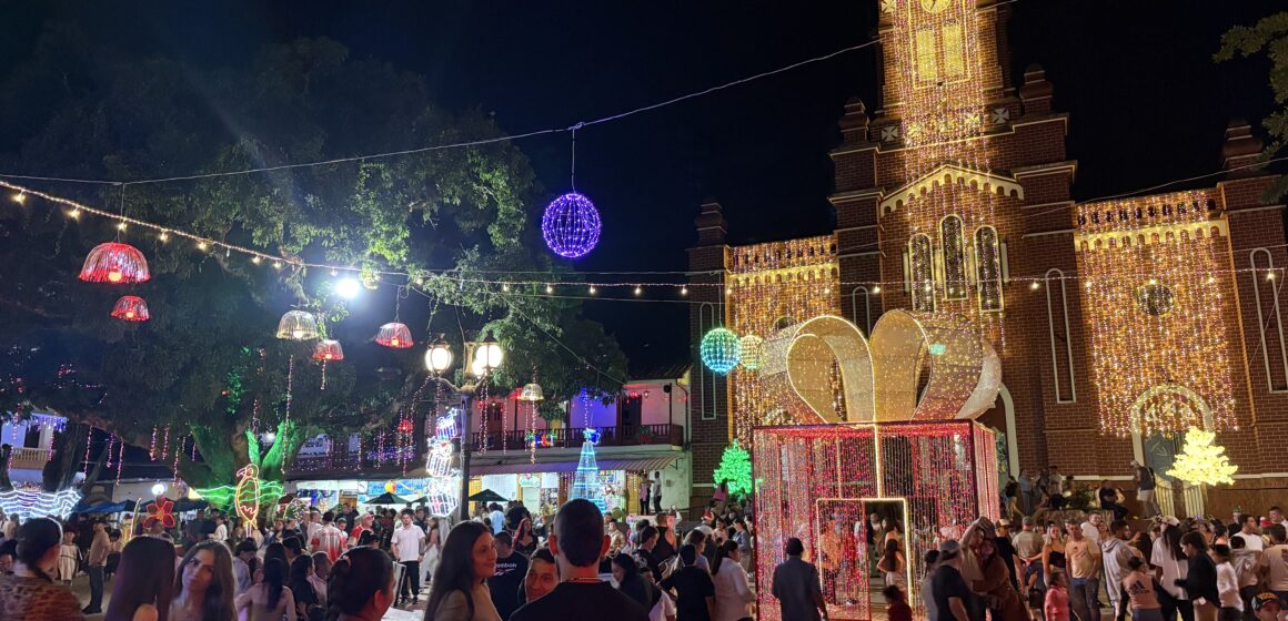 Remembrando las costumbres decembrinas, la Alcaldía de San Carlos encendió sus alumbrados y con ellos la magia de la navidad