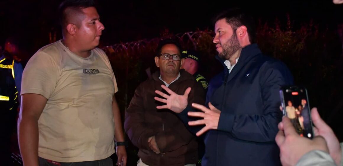 WhatsApp Image 2025-12-03 at 5.40.29 PM (1) Fue removida la maquinaria amarilla que estaba abandonada en la vía Carabanchel – La María. El alcalde de El Retiro acompañó el procedimiento