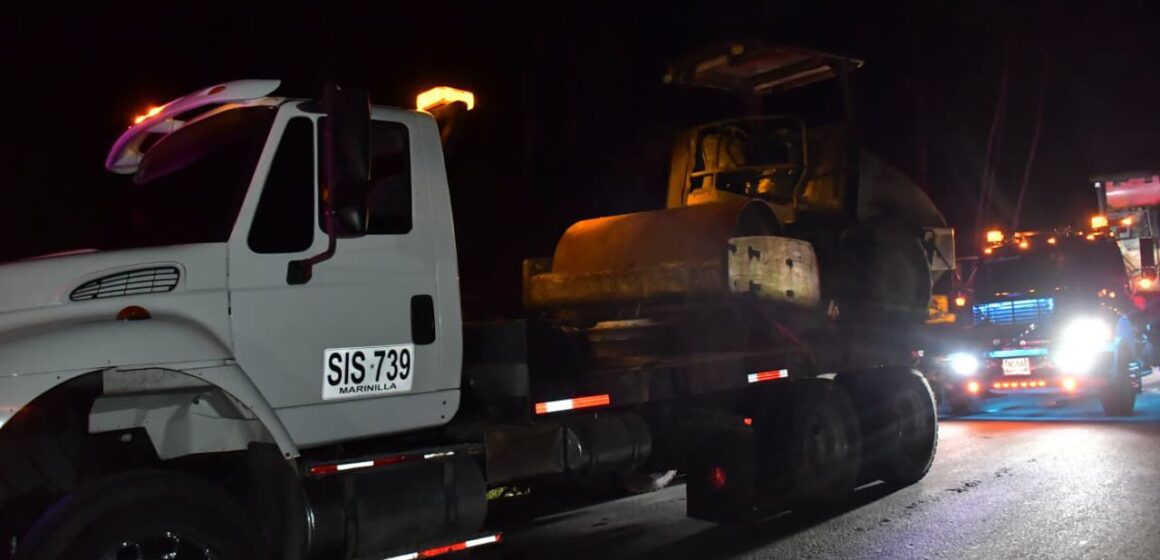 WhatsApp Image 2025-12-03 at 5.40.29 PM Fue removida la maquinaria amarilla que estaba abandonada en la vía Carabanchel – La María. El alcalde de El Retiro acompañó el procedimiento