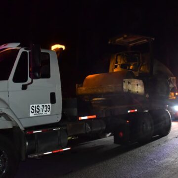 WhatsApp Image 2025-12-03 at 5.40.29 PM Fue removida la maquinaria amarilla que estaba abandonada en la vía Carabanchel – La María. El alcalde de El Retiro acompañó el procedimiento