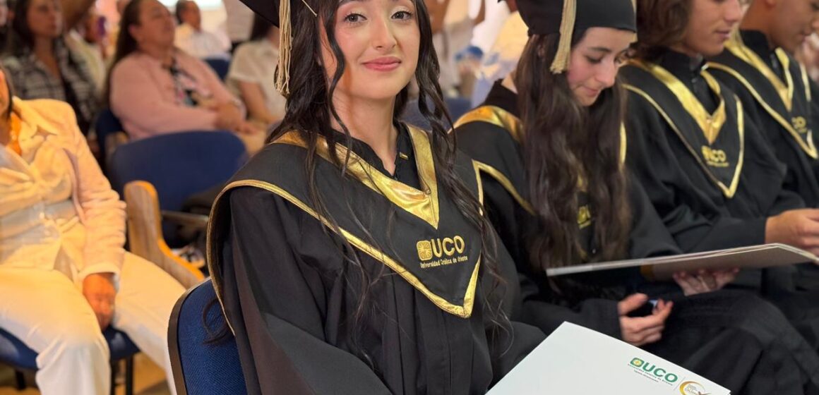 WhatsApp Image 2025-12-04 at 12.04.47 PM Jennifer, un ejemplo que inspira: primera madre adolescente de CreeSiendo se gradúa como técnica en la UCO