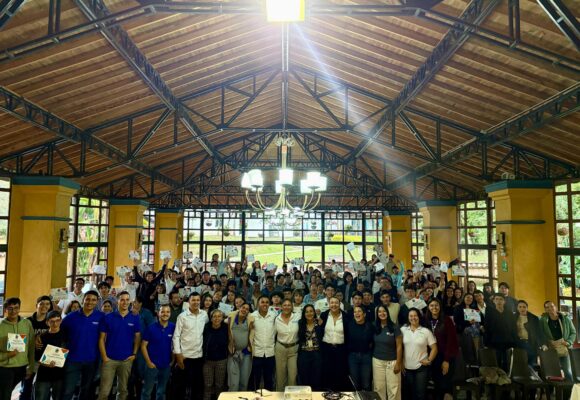 WhatsApp Image 2025-12-09 at 7.09.07 PM La CEO y sus empresas buenas para el territorio demuestran su compromiso social con más de 460 personas impactadas, resultados que ya generan ingresos, innovación y nuevas oportunidades para la región.