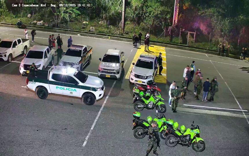 WhatsApp Image 2025-12-09 at 7.56.57 PM Por explosión de vehículo en la Autopista Medellín – Bogotá, el peaje de Copacabana se encuentra cerrado en ambos sentidos. Tomar vías alternas.
