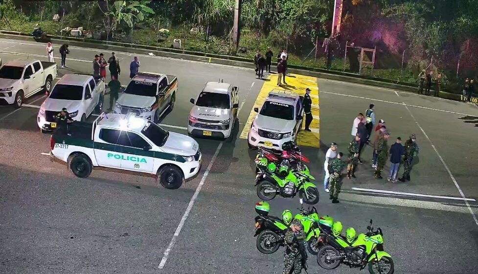 Por explosión de vehículo en la Autopista Medellín – Bogotá, el peaje de Copacabana se encuentra cerrado en ambos sentidos. Tomar vías alternas.