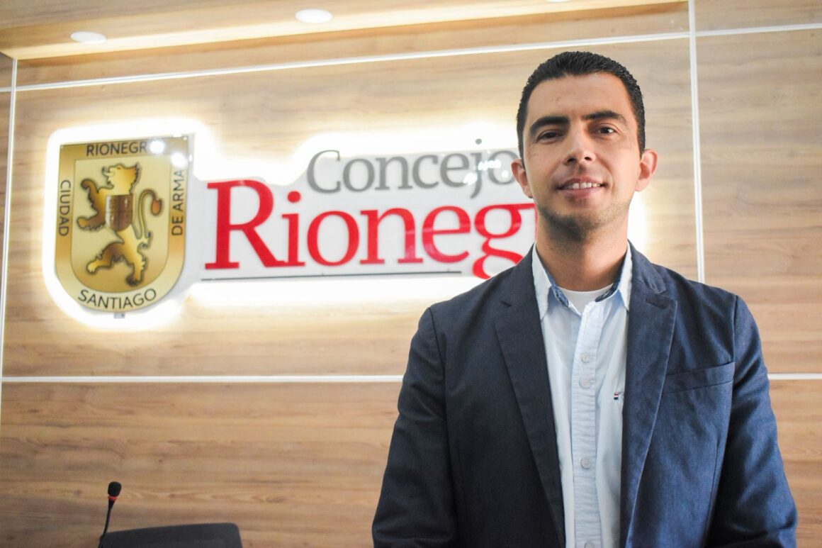 WhatsApp Image 2025-12-27 at 9.29.07 AM David Alejandro Ríos Uribe es reelegido como secretario general del Concejo Municipal de Rionegro para el periodo 2026