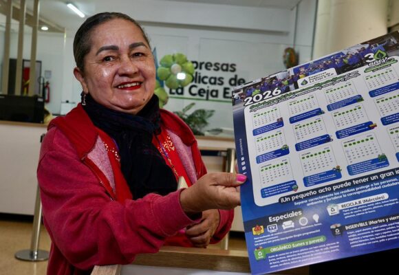 WhatsApp Image 2026-02-06 at 4.05.02 PM Empresas Públicas de La Ceja avanza con la entrega del calendario de pared 2026 a la comunidad.