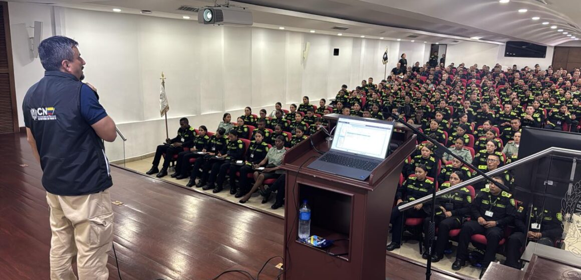 WhatsApp Image 2026-02-14 at 8.48.49 AM (1) CNE capacitó a 150 auxiliares de la Escuela de Policía Carlos Eugenio Restrepo de La Estrella para la verificación digital de actores electorales